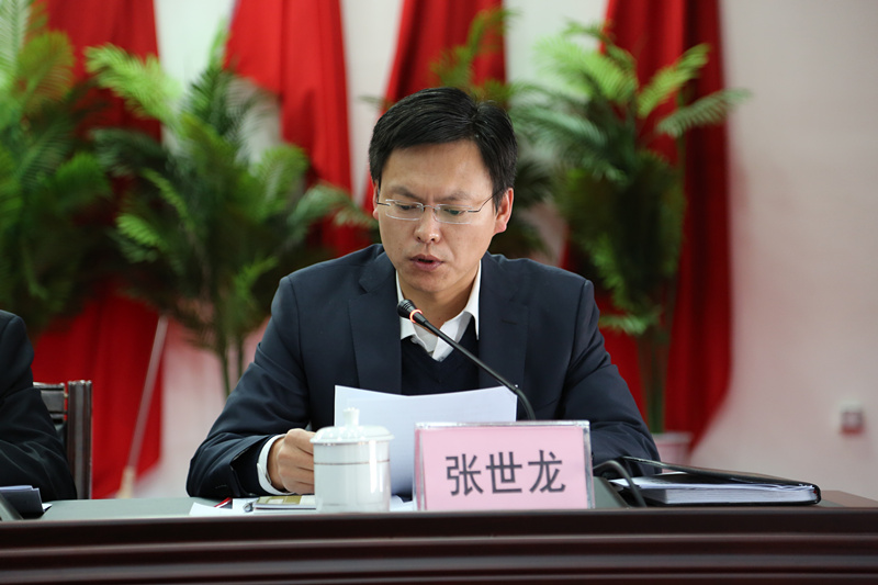 白山市委宣传部副部长宣读省、市表彰“六五”普法先进单位及个人的决定