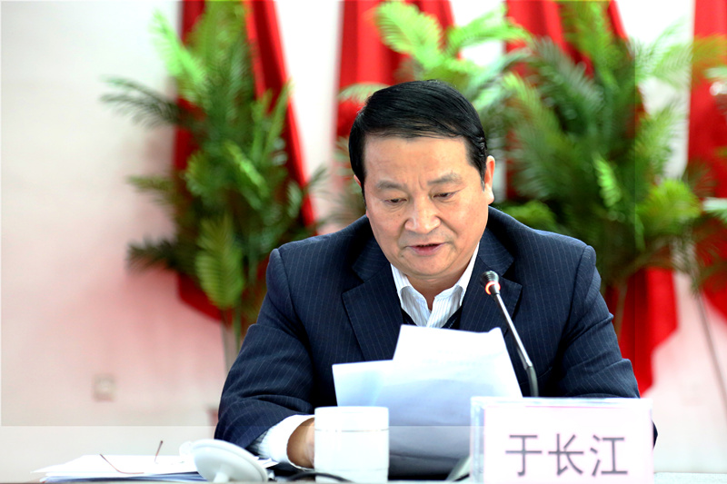 白山市司法局局长于长江代表市普法领导小组作工作报告